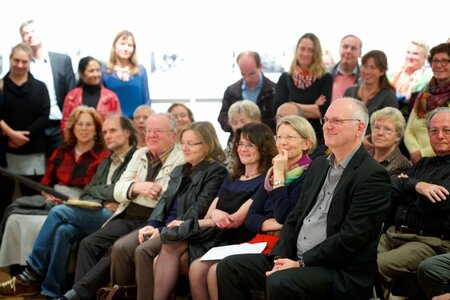 Rainer F. Steußloff in der Ausstellung. Foto: Stefan Gloede