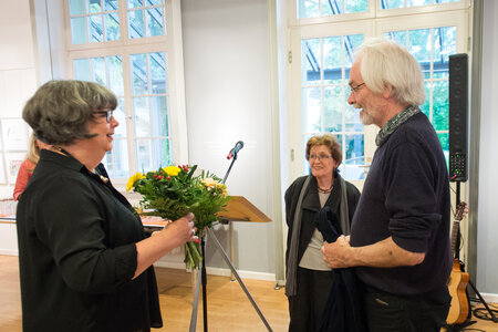 rBlumen für Barbara Henniger und Klaus Stuttmann. Die anderen Künstler waren leider verhindert. 
