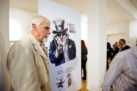 Auch neugierig: F.W. Bernstein, Karikaturist. 2013 zeigte die Landeszentrale ein