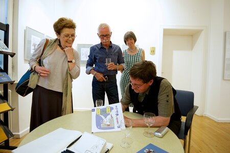 NEL signiert, die Kollegen freut's (links Barbara Henniger, dahinter Klaus Stutt