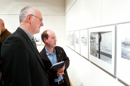 Rainer F. Steußloff in der Ausstellung. Foto: Stefan Gloede
