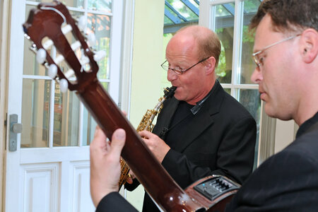 v.l. Ralf Benschu (Saxophon) und Karsten Intrau (Gitarre) 