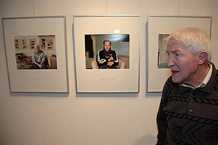 Jürgen Bonnke vor seinem Porträt