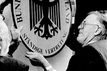 Franz Bertele, Leiter der Ständigen Vertretung (westliches) Deutschlands in Ostdeutschland, schraubte am 2.Oktober 1990 eigenhändig das Schild an seinem Dienstgebäude ab. Mit der Vereinigung beendet die Mission ihre Arbeit.