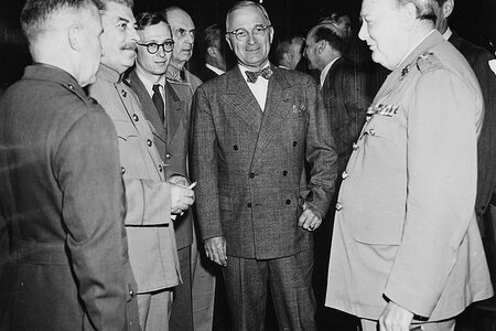 v.l.n.r.: Stalin, Truman und Churchill