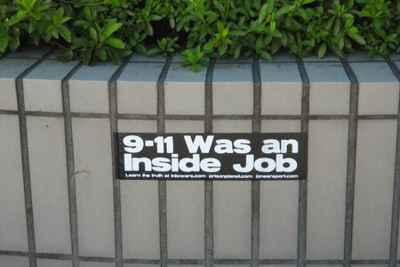 Foto mit der Aufschrift 9-11 was an inside Job.