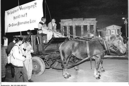 Anläßlich der Vereinigungsfeierlichkeiten zogen die Grünen mit einem Pferdegespann zum Brandenburger Tor.