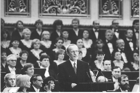 Im Rahmen eines Festaktes der DDR-Regierung im Schauspielhaus zum Tag der Deutschen Einheit hielt Lothar de Maiziere seine letzte Rede in seiner Funktion als Ministerpräsident der DDR.