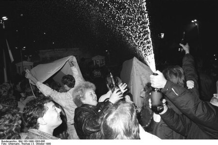 3. Oktober 1990, 0:00 Uhr vor dem Brandenburger Tor. 