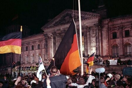 Hunderttausende waren dabei, als in der Nacht vom 2. zum 3. Oktober 1990 vor dem Reichstag die schwarz-rot-goldene Bundesfahne gehisst wurde.