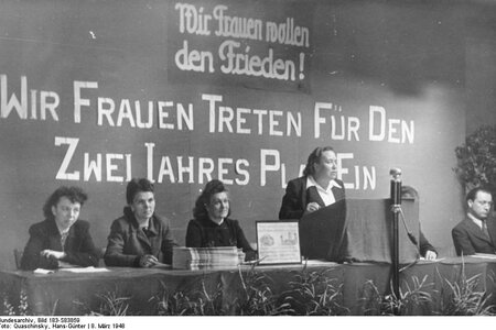 Der Internationale Frauentag 1948 im Bekleidungswerk "Fortschritt" in Berlin. Foto: Bundesarchiv, Bild 183-S83859 / CC-BY-SA
