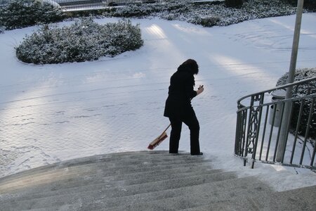 Der Schnee auf der Treppe muss weg