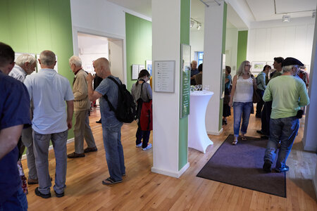 Besucher in der Ausstellung