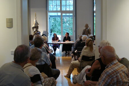 Auf dem Podium Autorin (Annette Leo, links) und Moderatorin (Martina Weyrauch) 