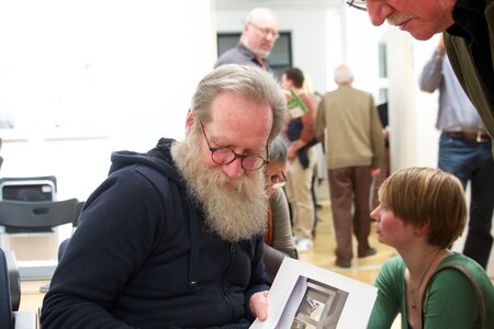 Detlev Steinberg signiert den Bildband "Wünsdorf"