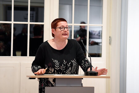 Martina Weyrauch in der Ausstellungseröffnung Voll der Osten