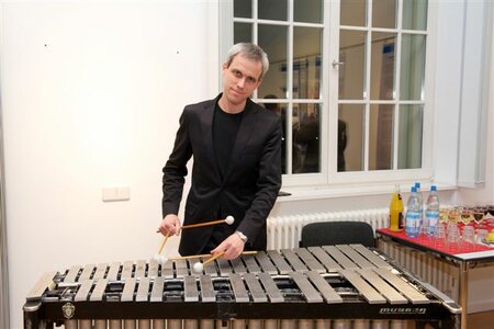 Am Vibraphon Oli Bott