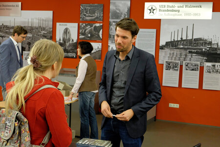 Florian Volmer im Gespräch mit einer Besucherin des Industriemuseums
