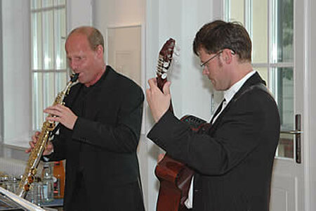 Musikalische Begleitung von Ralf Benschu (Saxophon) und Karsten Intrau (Gitarre)