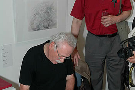 Walter Hanel signiert sein Buch für F.W. Bernstein