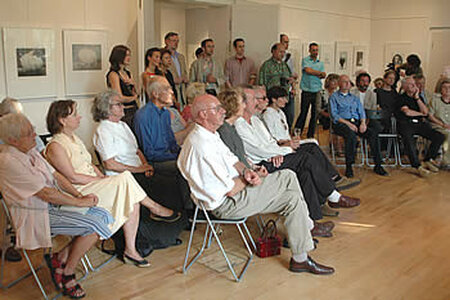 während der Ausstellungseröffnung