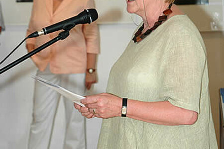 Gisela Burkamp hält die Laudatio