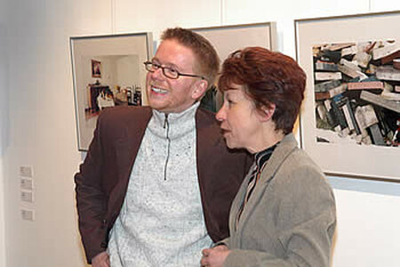 Patrick Weiss und Dr. Bärbel Möller in der Ausstellung
