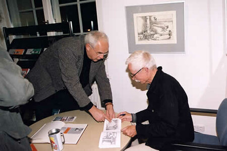 Klaus Vonderwerth signiert den Katalog