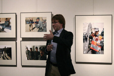 Fabrizio Bensch vor seinen Fotografien