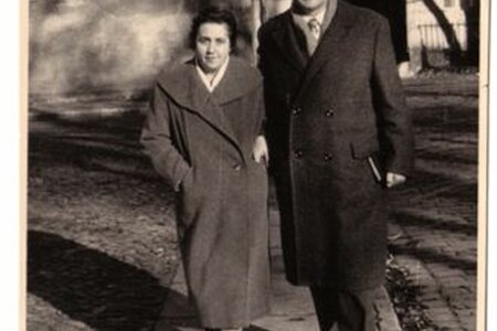 Hilde und Albrecht Schönherr auf dem Weg vom Burghof ins Pfarrhaus in Brandenb