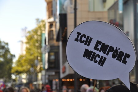 Schild mit der Aufschrift "Ich empöre mich"