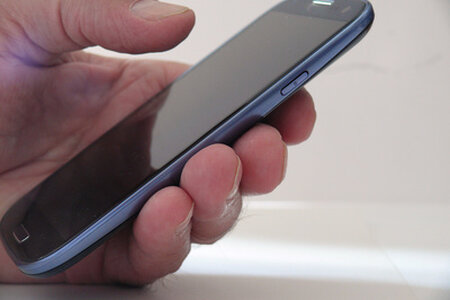 Hand mit einem Handy