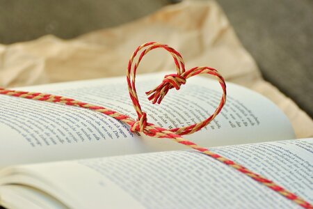 Buch mit Schleife