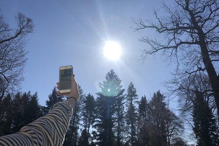 Foto mit Handy gegen den Himmel gehalten. Foto: Landeszentrale