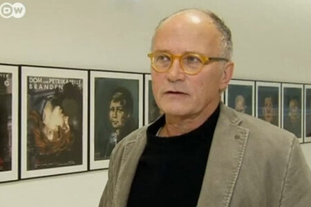 Der Künstler vor seinen Bildern Bild: Screenshot youtube