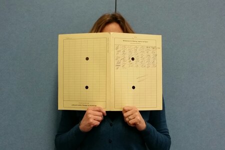 Die Autorin versteckt sich hinter einer Behördenakte