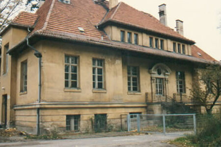Haus 17 im Mai 1992; Straßenseite (Friedhofsgasse)