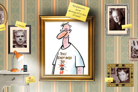 Ausschnitt aus der Einladungskarte. Verschiedene Karikaturen hängen in Bilderrahmen an einer Wohnzimmertapete