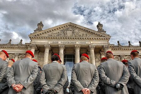 Soldaten vor dem Reichstag in Berlin bei dem öffentlichen Gelöbnis