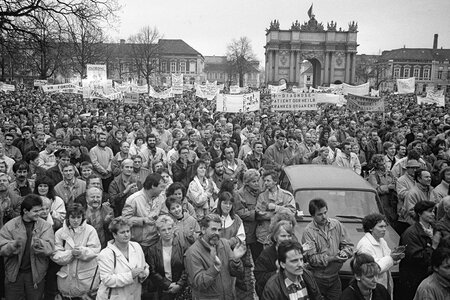 Großdemonstration am 4. November 1989 auf dem Platz der Nationen