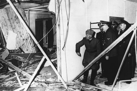 Besichtigung der zerstörten Baracke im "Führerhauptquartier Wolfsschanze" unmittelbar nach dem Attentatsversuch vom 20. Juli 1944.