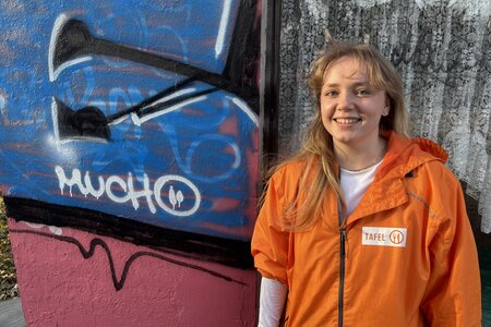 Vor der Lebensmittelausgabe in Teltow. – Die ehrenamtliche Helferin Mattea Wernecke