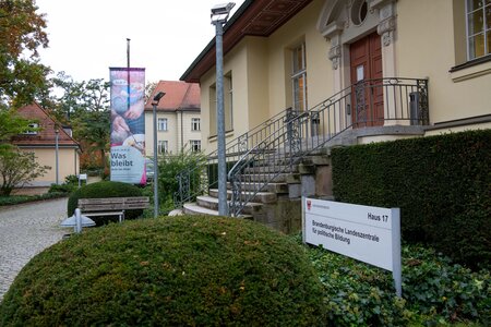 Das Haus der Landeszentrale mit der Fahne für die Ausstellung