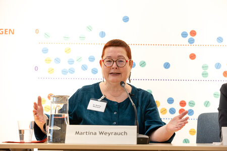 Martina Weyrauch beim Vortrag "Herausforderungen politischer Bildung in Brandenburg" beim Netzwerktreffen 2025