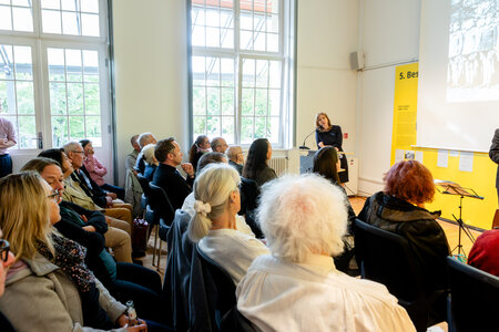 Dr. Jana Steinke, kommissarische Leiterin der Landeszentrale, begrüßt die zahlreichen Gäste zur Eröffnung