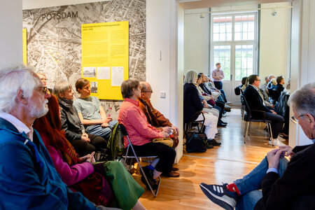 Besucher in der Ausstellung