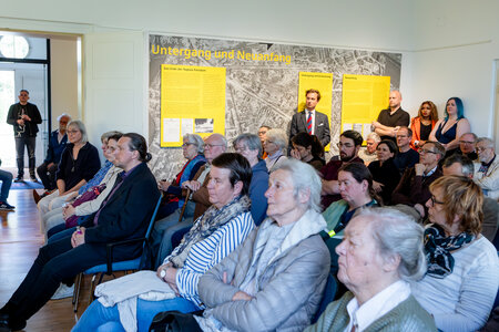 Besucher in der Ausstellung