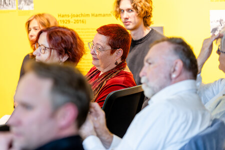 Besucher in der Ausstellung