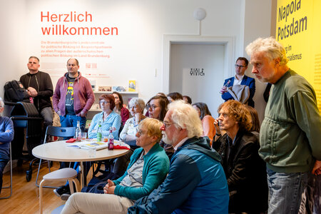 Besucher zur Ausstellungseröffnung Napola