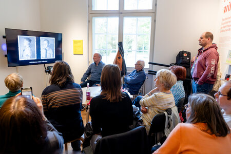 Vor der Medienstation in der Ausstellung Napola Potsdam